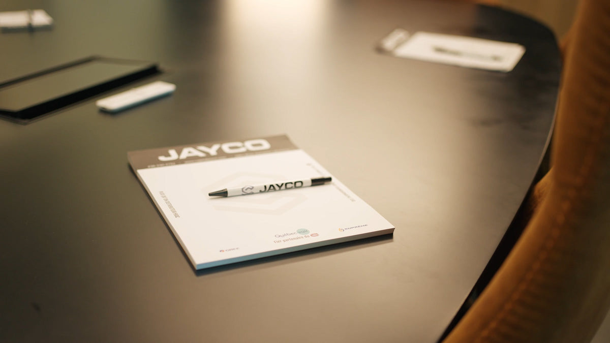 Bloc-notes et stylo Capital Jayco sur la table de la salle de conférence