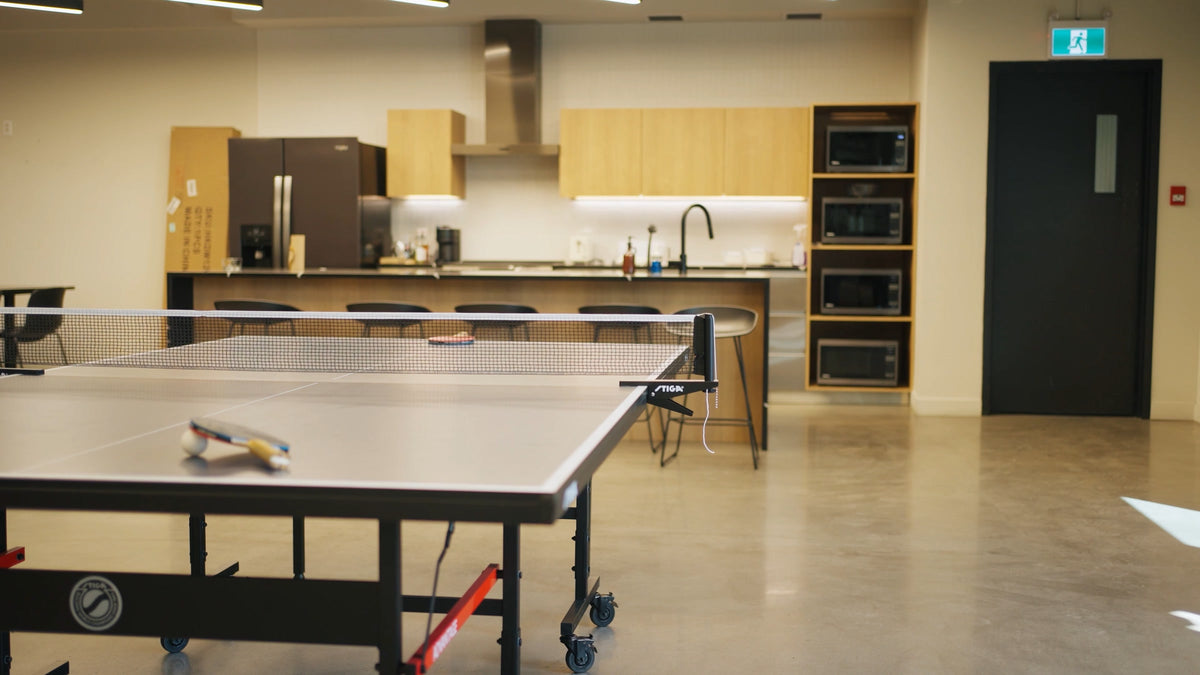 Salle des employés avec table de ping-pong au siège social de Longueuil